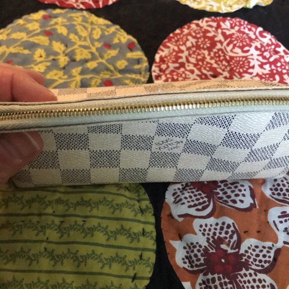 Louis Vuitton Damier Azur Cosmetic Case - Picture 3 of 14